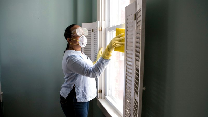 Fensterreinigung mit Schwamm